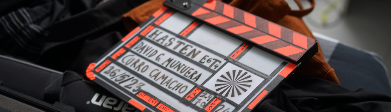 Foto de una claqueta de las grabaciones de Hasten